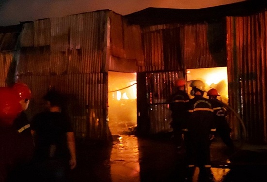 Tin trong nước - Hiện trường vụ cháy nhà xưởng rộng 3.000 m2, thiêu rụi toàn bộ tài sản ở Đà Nẵng (Hình 2).