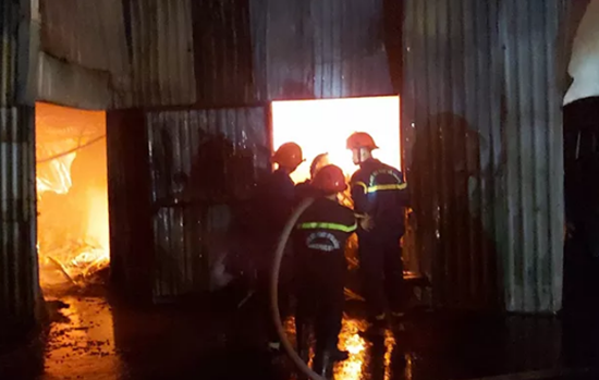 Tin trong nước - Hiện trường vụ cháy nhà xưởng rộng 3.000 m2, thiêu rụi toàn bộ tài sản ở Đà Nẵng (Hình 6).