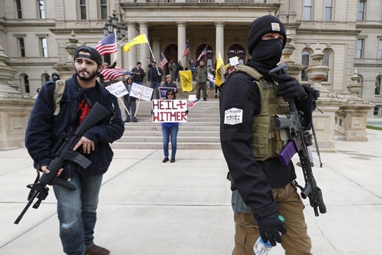 Tin thế giới - Người Mỹ mang súng đi biểu tình, phản đối giãn cách xã hội (Hình 2).