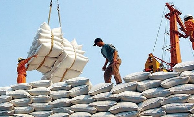 Kinh doanh - Phó Thủ tướng yêu cầu làm rõ vụ hải quan mở tờ khai xuất khẩu gạo lúc nửa đêm