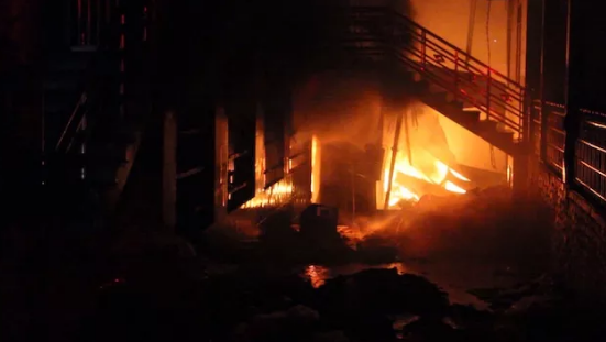 Tin trong nước - Cháy lớn tại khu vực chứa rác thải ở Biên Hòa, 6 nhà dân bị ảnh hưởng