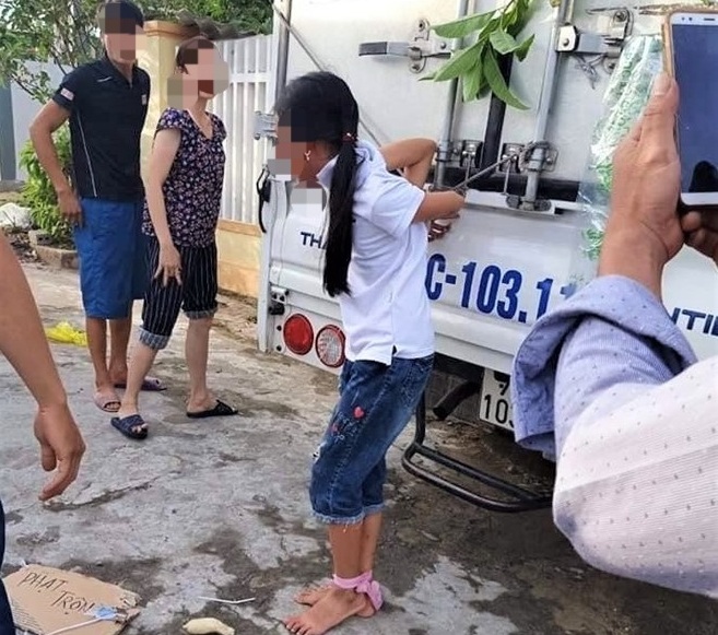 Pháp luật - Bé gái bị mẹ dùng dây trói vào thùng xe tải vì nghi trộm tiền: Cơ quan chức năng vào cuộc