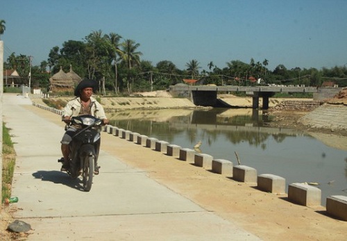 Việc tốt quanh ta - Quảng Ngãi: 30 hộ dân đồng lòng hiến hơn 3.000m2 đất xây kè chống sạt lở
