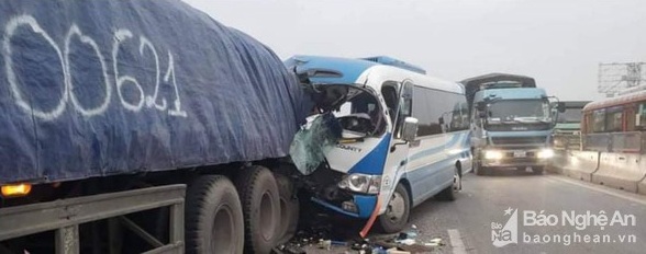 Tin trong nước - Tai nạn nghiêm trọng giữa xe khách và xe tải ở Nghệ An, nhiều người thương vong