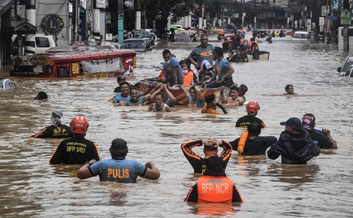 Tin thế giới - Video: Bão Vamco càn quét khiến thủ đô của Phillipines chìm trong biển nước (Hình 3).