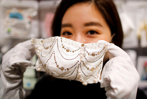 Tin thế giới - Chiếc khẩu trang đính kim cương, ngọc trai có giá 10.000 USD tại Nhật Bản