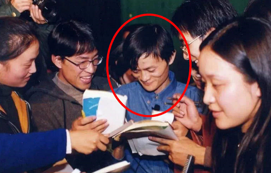 Giáo dục pháp luật - Là nguồn cảm hứng cho giới trẻ nhưng tỷ phú Jack Ma từng trượt đại học với điểm thấp khó tin (Hình 2).
