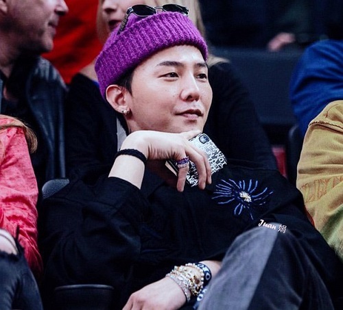Tin tức giải trí - G-Dragon bị chê nhan sắc 'xuống cấp' khi xem bóng rổ tại Mỹ