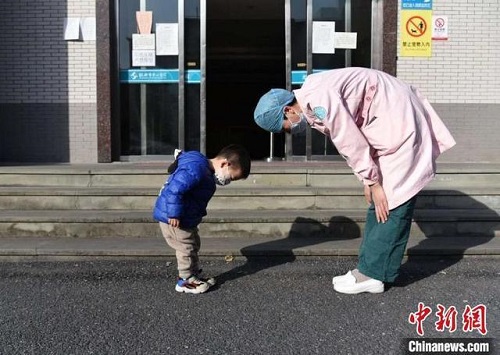 Tin thế giới - Cậu bé 2 tuổi cúi đầu cảm ơn nữ y tá: 'Sự lễ phép' vượt thời gian