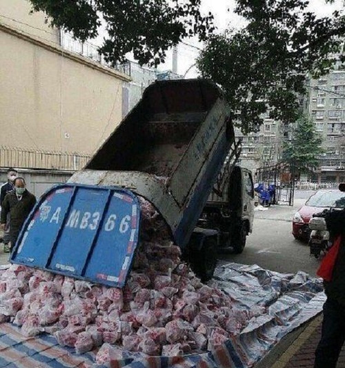 Tin thế giới - Dùng xe vệ sinh môi trường để chở thịt cung cấp cho cư dân ở Vũ Hán
