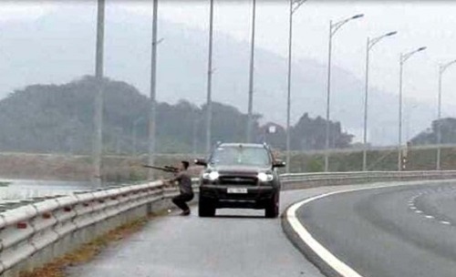 An ninh - Hình sự - Tài xế dừng xe dùng súng bắn chim trên đường cao tốc bị xử phạt