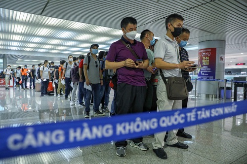 Tin trong nước - Sân bay Tân Sơn Nhất chật kín người nước ngoài trước giờ tạm dừng cấp thị thực (Hình 2).