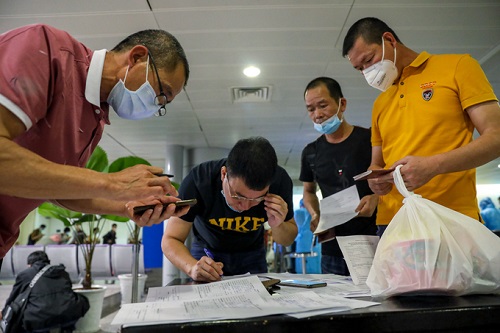 Tin trong nước - Sân bay Tân Sơn Nhất chật kín người nước ngoài trước giờ tạm dừng cấp thị thực (Hình 3).