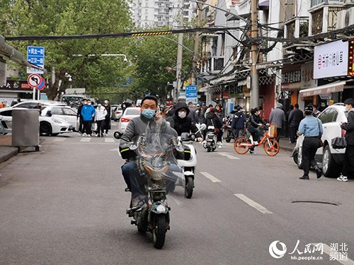 Tin thế giới - Ngày cuối tuần đầu tiên ở Vũ Hán sau khi dỡ bỏ phong tỏa: Giữ an toàn đã trở thành thói quen