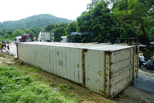 Tin trong nước - Điện Biên: Lại lật xe container trên dốc Nà Lơi