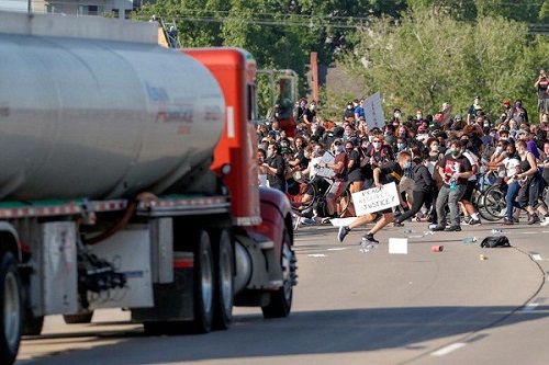 Tin thế giới - Hình ảnh xe bồn chở dầu lao vào đám đông biểu tình ở Mỹ