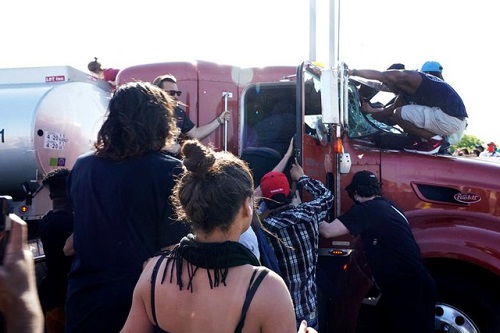 Tin thế giới - Hình ảnh xe bồn chở dầu lao vào đám đông biểu tình ở Mỹ (Hình 4).