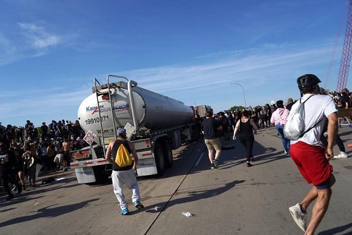 Tin thế giới - Hình ảnh xe bồn chở dầu lao vào đám đông biểu tình ở Mỹ (Hình 5).