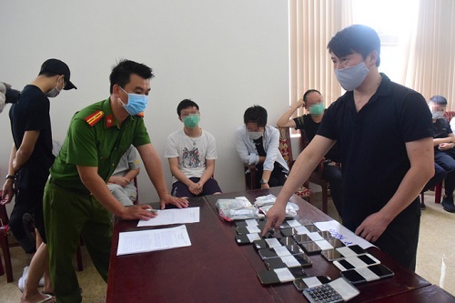 An ninh - Hình sự - Phạt hơn 140 triệu đồng, trục xuất 7 người Trung Quốc thuê khách sạn tổ chức đánh bạc trực tuyến