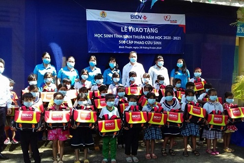 Việc tốt quanh ta - Trao tặng 500 cặp phao cứu sinh cho trẻ em nghèo, hiếu học ở vùng lũ (Hình 2).