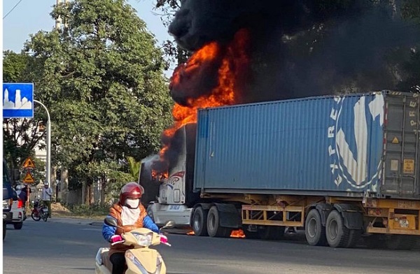Tin trong nước - Quảng Ninh: Xe container bốc cháy dữ dội khi đang lưu thông trên quốc lộ