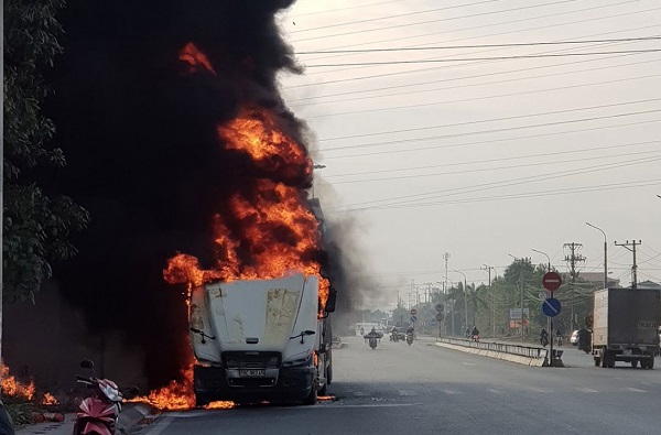 Tin trong nước - Quảng Ninh: Xe container bốc cháy dữ dội khi đang lưu thông trên quốc lộ (Hình 2).