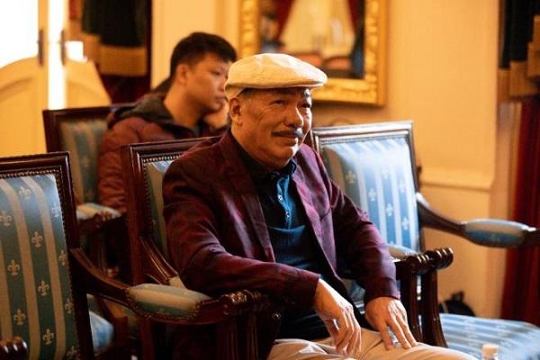 Tin tức giải trí - Nhạc sĩ Trần Tiến xuất hiện tại Hà Nội, thách đấu vật tay với thanh niên, đập tan tin đồn qua đời