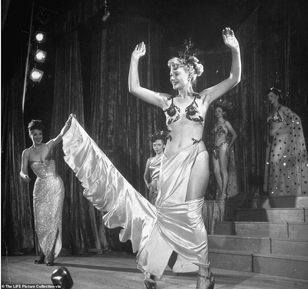 Tin tức giải trí - Loạt ảnh hiếm về vũ nữ thoát y nổi tiếng nhất thế giới Gypsy Rose Lee (Hình 8).