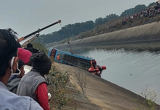 Tin thế giới - Ấn Độ: Xe buýt lao xuống kênh khiến hơn 40 người thiệt mạng