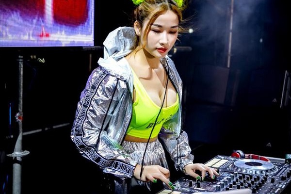 Chuyện làng sao - Ngắm nhan sắc quyến rũ của 3 nữ DJ 'hot' nhất showbiz Việt (Hình 3).