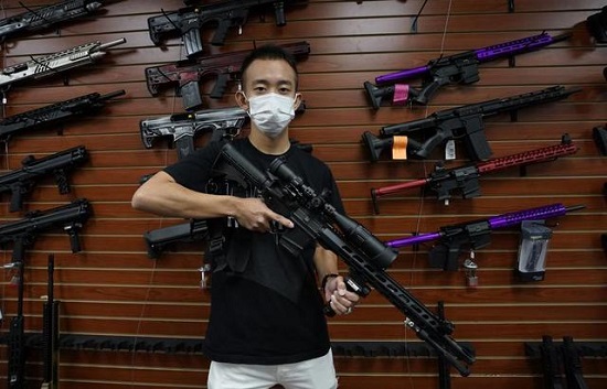 Tin thế giới - Kỳ thị và bạo lực gia tăng, người Mỹ gốc Á đổ xô đi mua súng tự vệ