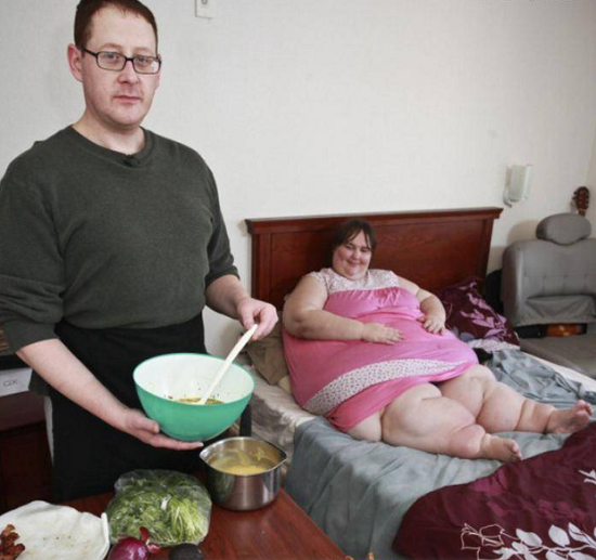 Tin thế giới - Chồng ủng hộ vợ tăng cân bạt mạng để trở thành người béo nhất thế giới (Hình 3).