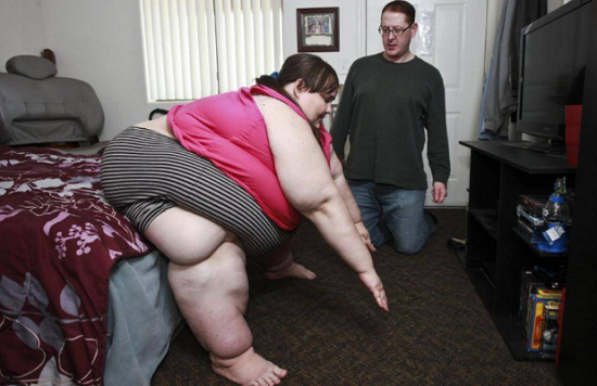 Tin thế giới - Chồng ủng hộ vợ tăng cân bạt mạng để trở thành người béo nhất thế giới (Hình 7).