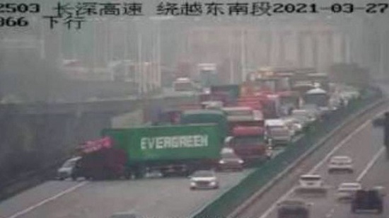 Tin thế giới - Trung Quốc: Xe container gặp nạn trên đường cao tốc y hệt siêu tàu chở hàng mắc kẹt ở kênh đào Suez