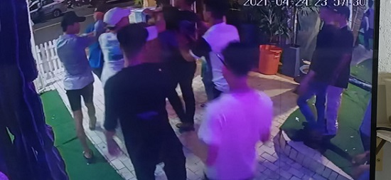 An ninh - Hình sự - Nhóm thanh niên hỗn chiến vì mâu thuẫn trong quán bar, 3 người thương vong