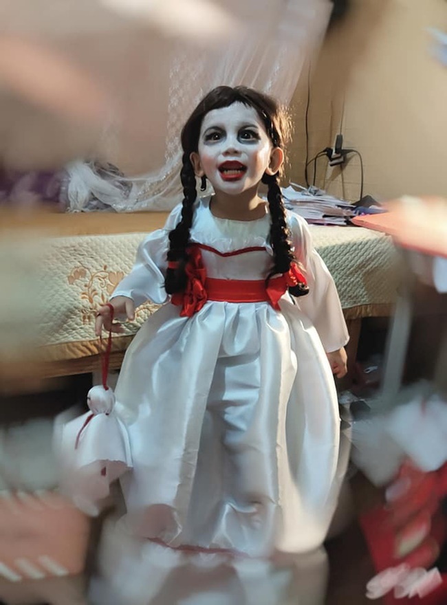 Cộng đồng mạng - Halloween mẹ hóa trang cho con thành Annabelle 'chất' nhất lớp, khi tẩy trang ai cũng ngỡ ngàng