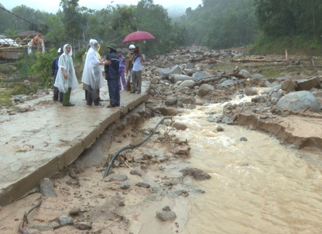 Tin trong nước - Quảng Ngãi: Lũ quét cuốn trôi 6 nhà dân trong tích tắc, ngôi làng có nguy cơ bị xóa sổ