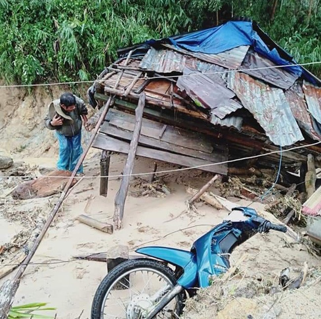 Tin trong nước - Quảng Ngãi: Lũ quét cuốn trôi 6 nhà dân trong tích tắc, ngôi làng có nguy cơ bị xóa sổ (Hình 2).