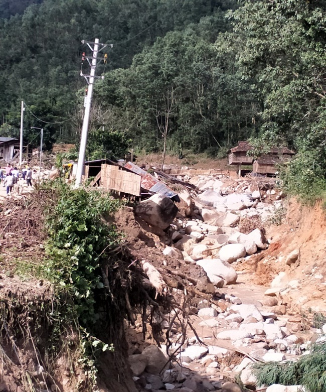 Tin trong nước - Quảng Ngãi: Lũ quét cuốn trôi 6 nhà dân trong tích tắc, ngôi làng có nguy cơ bị xóa sổ (Hình 5).