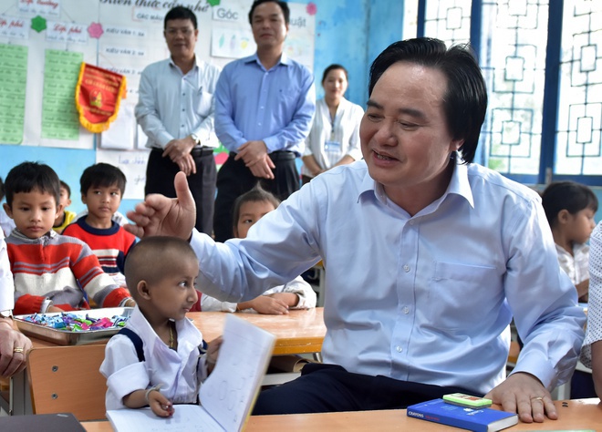 Chuyện học đường - Cậu bé tí hon Đinh Văn K’rể qua đời, Bộ trưởng bộ GD-ĐT gửi lời chia buồn sâu sắc