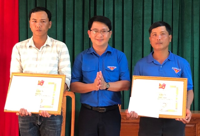 Việc tốt quanh ta - Bình Định: Khen thưởng 2 thanh niên cứu người gặp nạn trong đợt mưa lũ