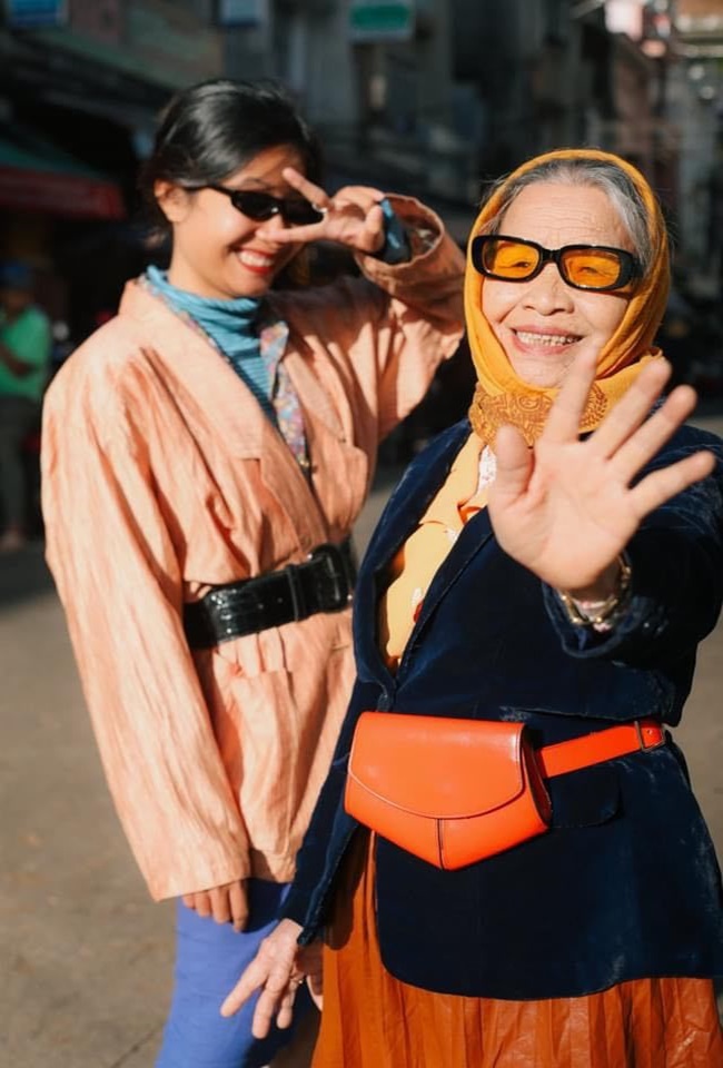 Cộng đồng mạng - Bà nội U90 lên đồ sành điệu, cùng cháu gái chụp bộ ảnh 'khí chất' ở Đà Lạt (Hình 2).
