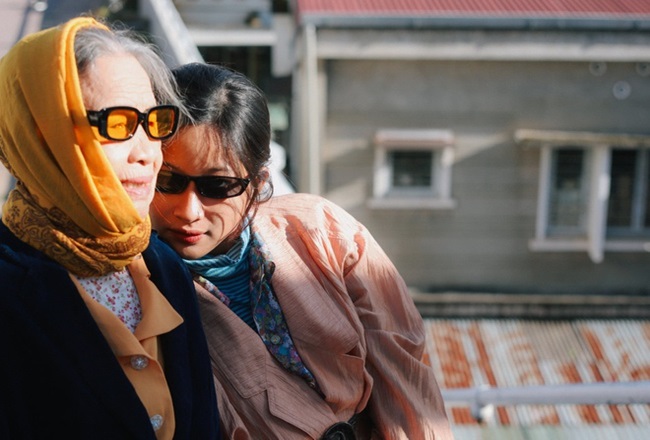 Cộng đồng mạng - Bà nội U90 lên đồ sành điệu, cùng cháu gái chụp bộ ảnh 'khí chất' ở Đà Lạt (Hình 6).