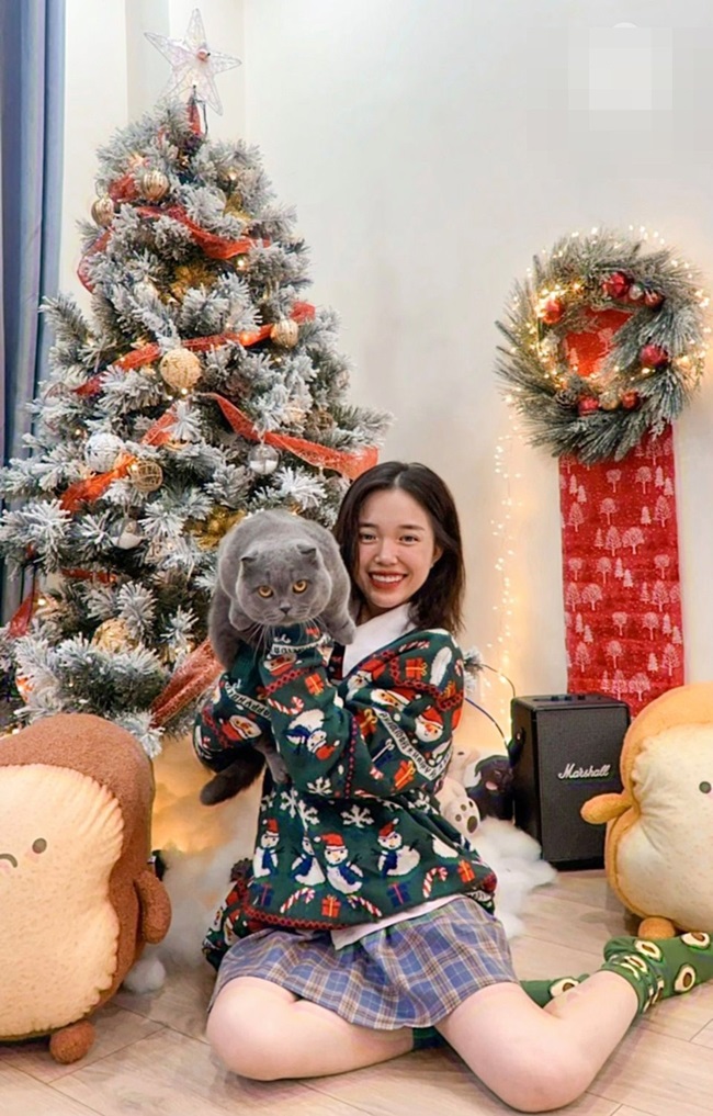 Cộng đồng mạng - Hotgirl Việt đình đám khoe ảnh Giáng sinh đẹp lung linh, visual nào cũng 'lấp la lấp lánh' (Hình 8).