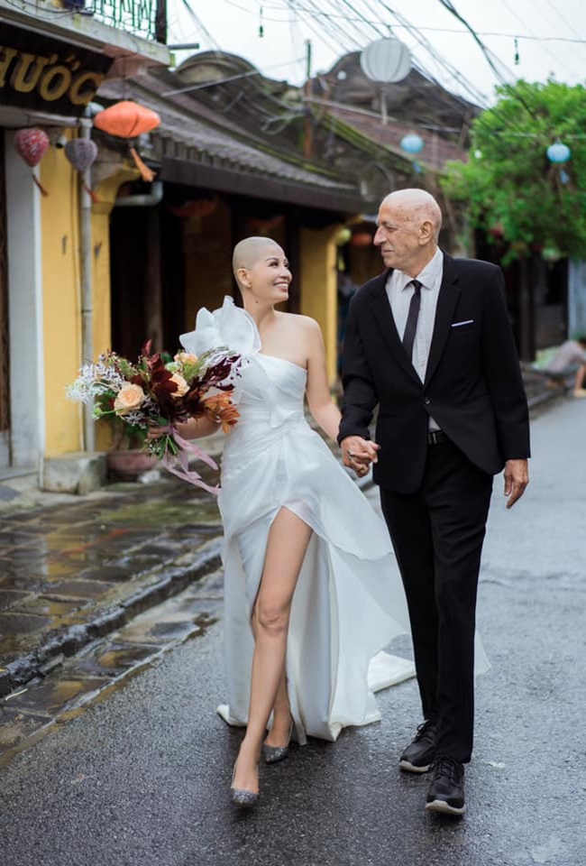 Gia đình - Tình yêu - Cô dâu Việt cạo trọc đầu chụp ảnh cưới với chồng Mỹ, câu chuyện đằng sau khiến ai cũng xúc động (Hình 2).