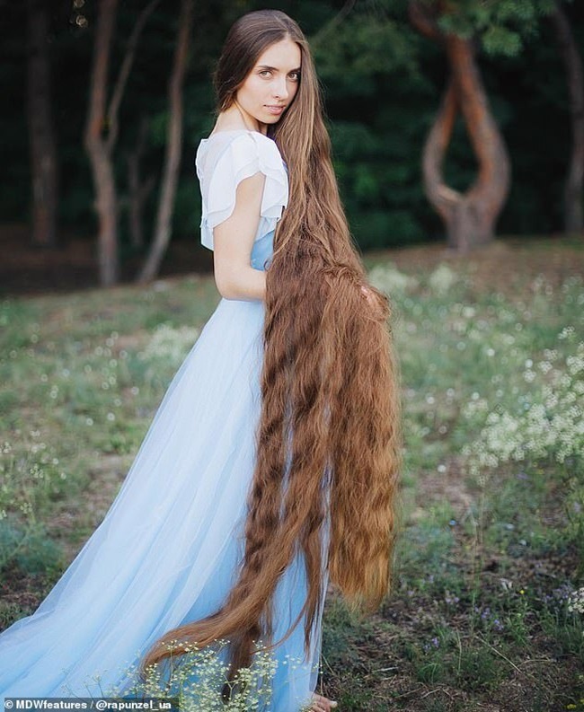 Cộng đồng mạng - Mê mẩn trước suối tóc dài 1m8 của 'nàng Rapunzel' ngoài đời thực (Hình 4).