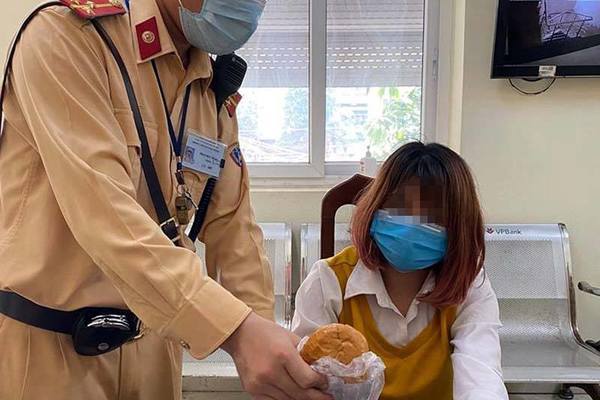 Tin trong nước - CSGT Hà Nội kịp thời cứu cô gái định nhảy cầu Chương Dương tự tử