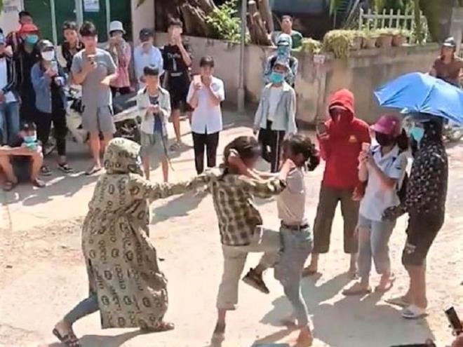 An ninh - Hình sự - Tuyên Quang: Phản cảm nữ sinh đánh nhau trước cổng trường, hàng trăm người cổ vũ