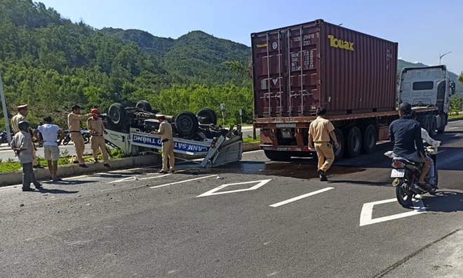 Tin trong nước - Hai CSGT bị thương trong vụ xe container tông ô tô tuần tra