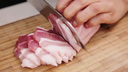 Ăn - Chơi - Đừng chần thịt lợn, làm cách này thịt sạch bong không còn lo vi khuẩn